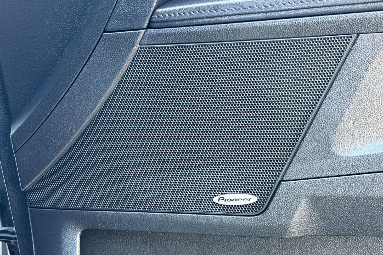 Used 2016 Chevrolet Equinox LTZ w/ Enhanced Convenience Package image 21