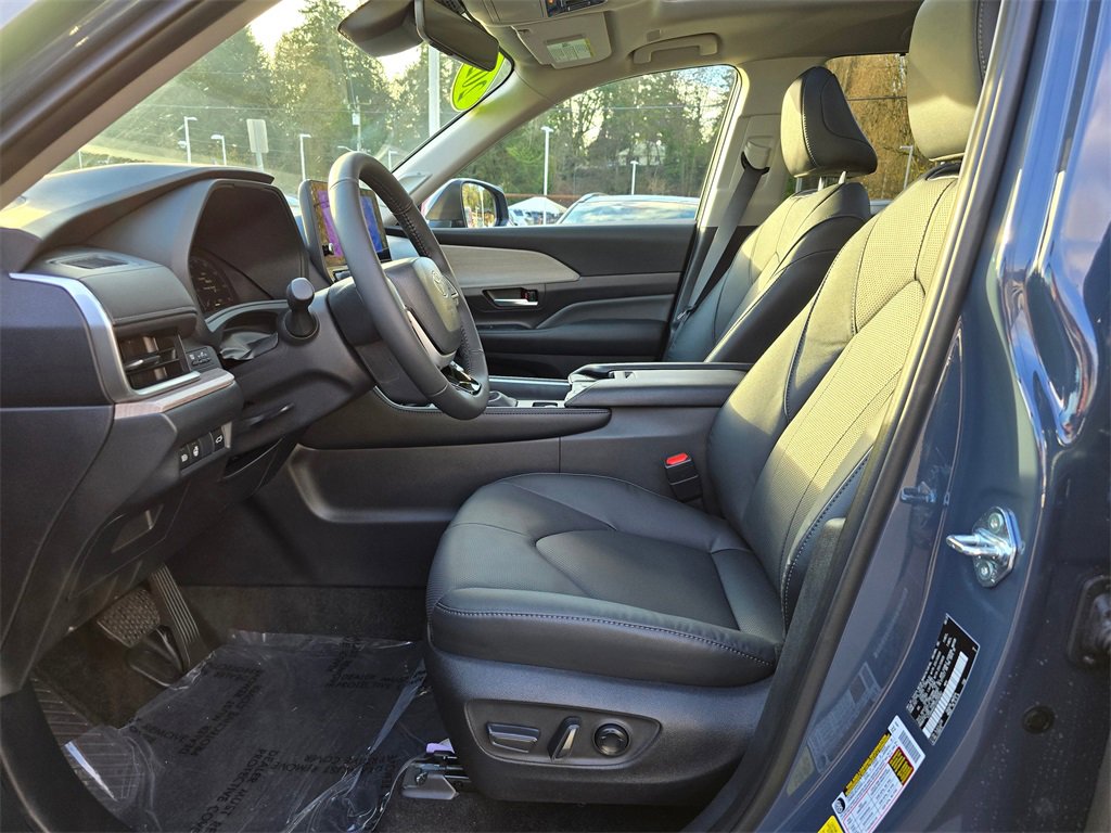 Certified 2025 Toyota Grand Highlander FWD image 21