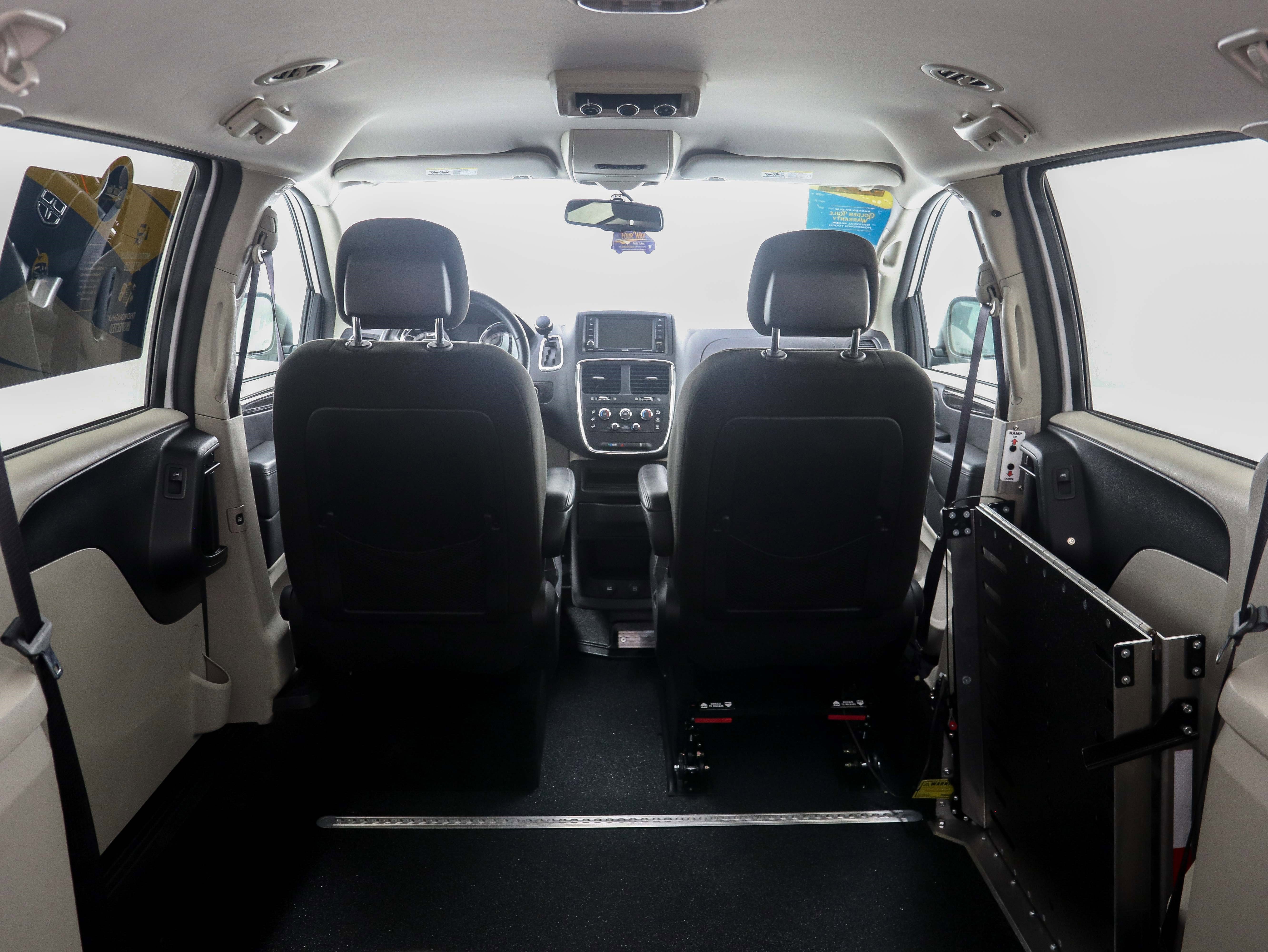 Used 2016 Dodge Grand Caravan SXT w/ UConnect Hands-Free Group image 13