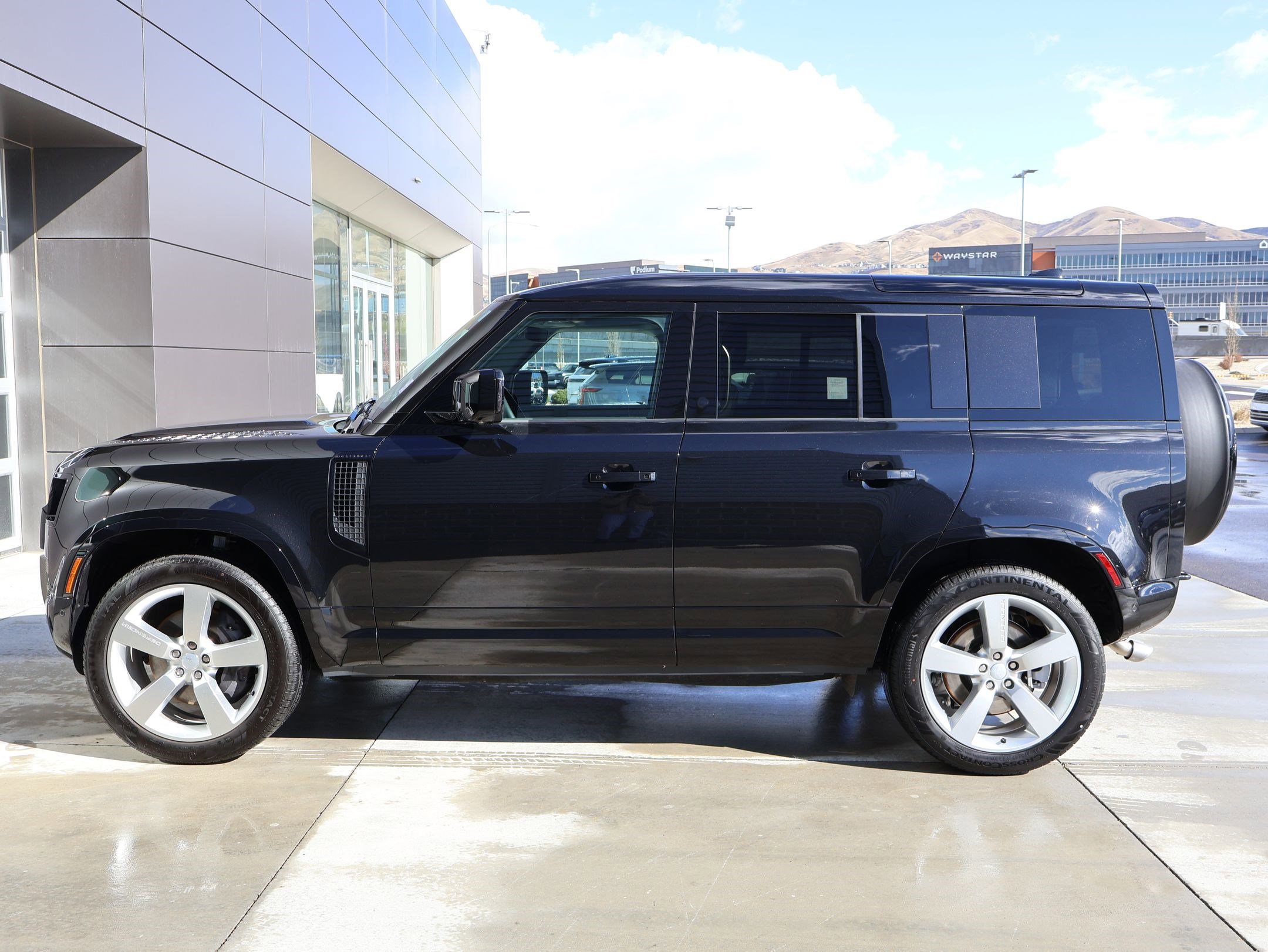 Used 2025 Land Rover Defender 110 X-Dynamic SE image 11