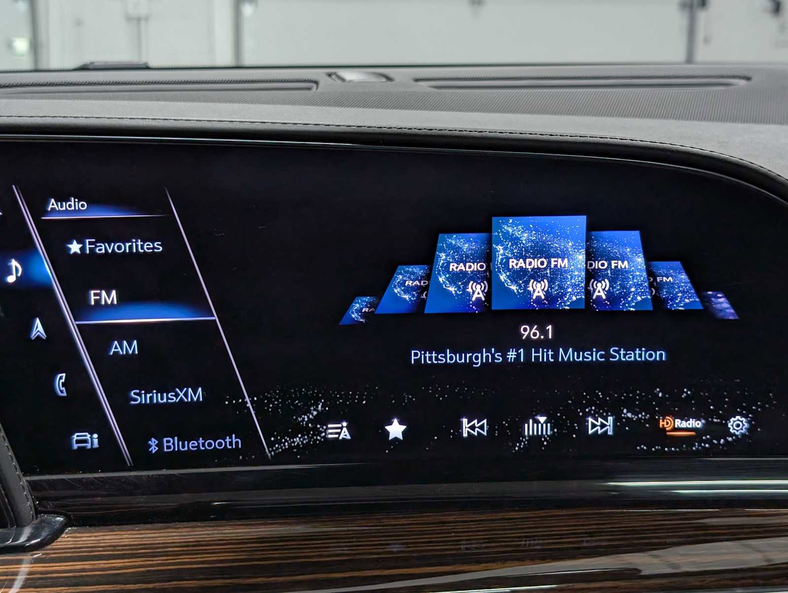 Used 2021 Cadillac Escalade Premium Luxury image 30