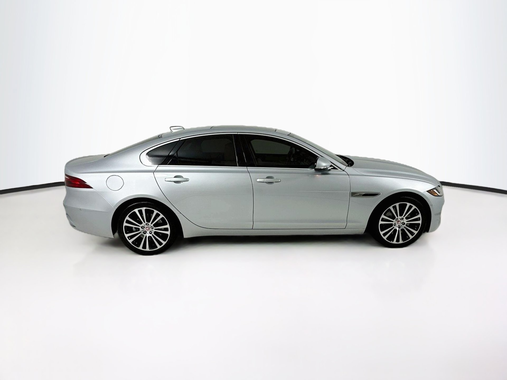 Used 2021 Jaguar XF SE RWD image 9