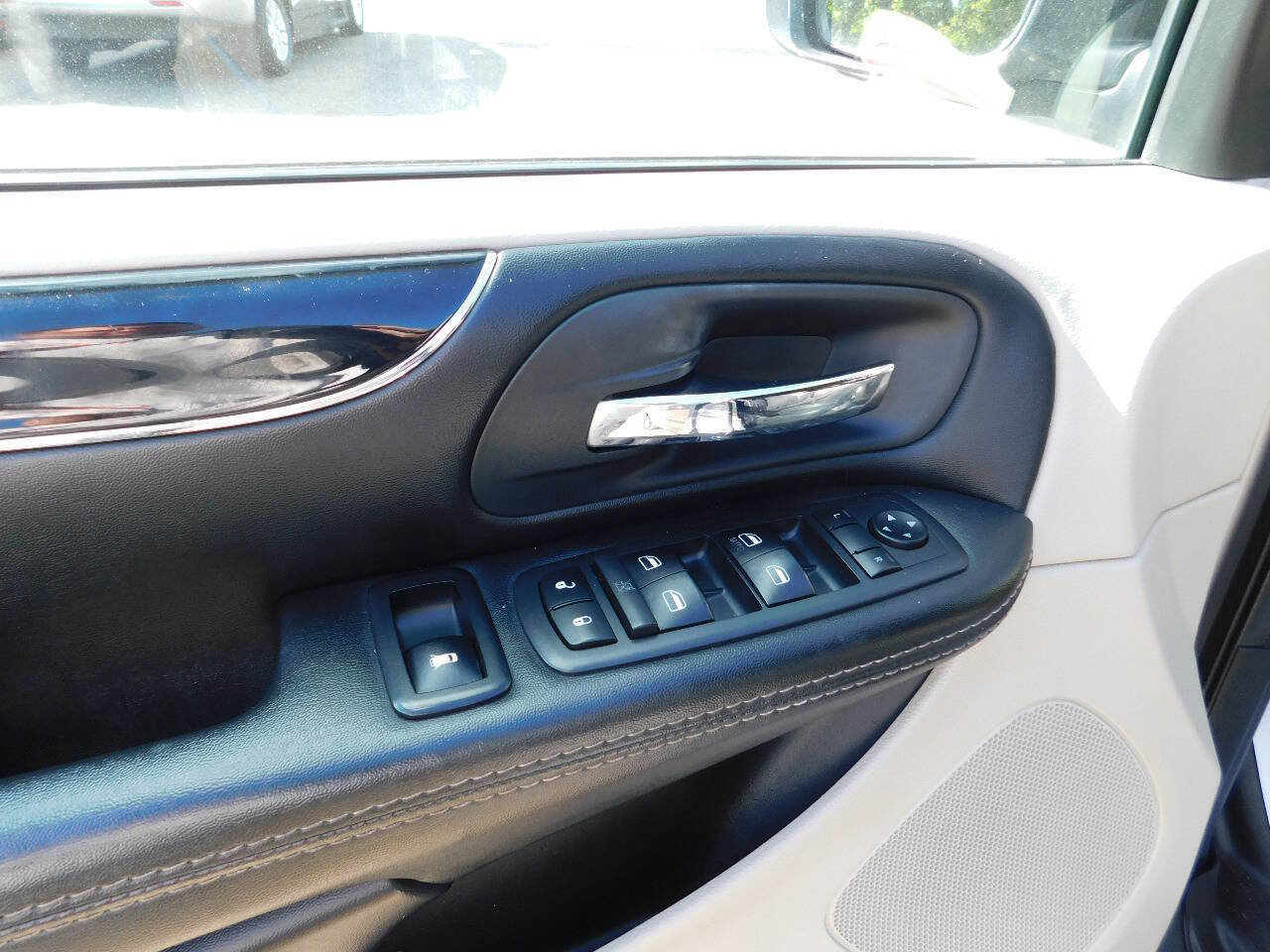 Used 2017 Dodge Grand Caravan SXT image 25