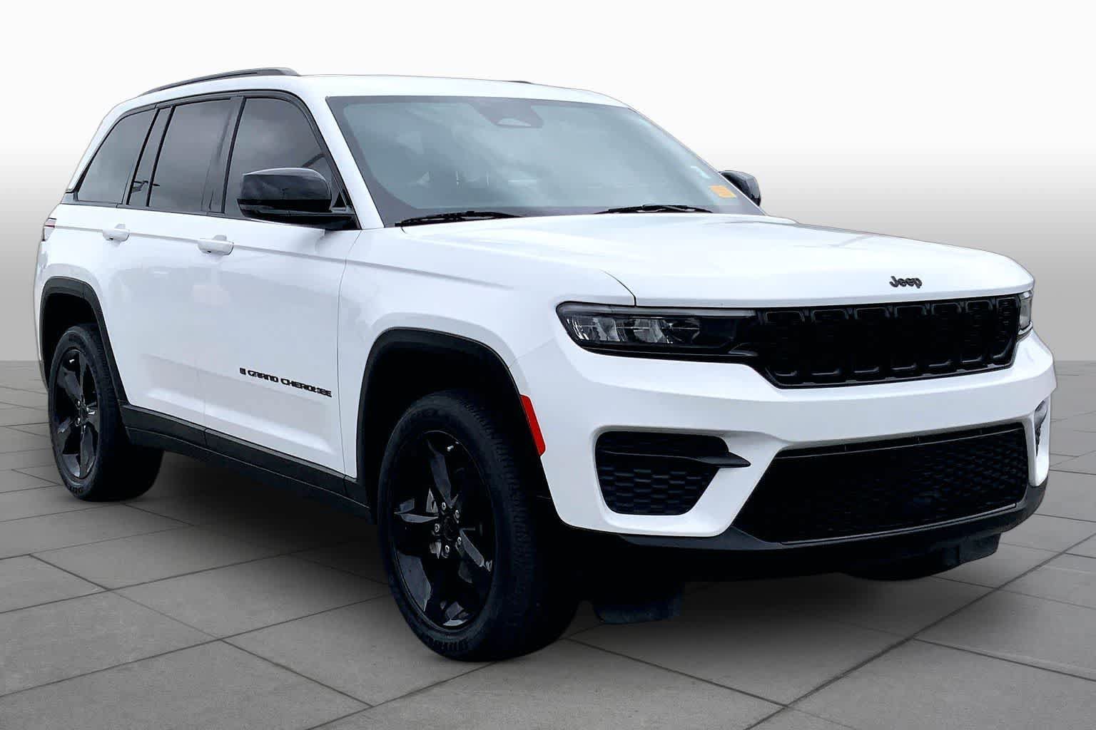 Used 2022 Jeep Grand Cherokee Altitude AWD/4WD image 4