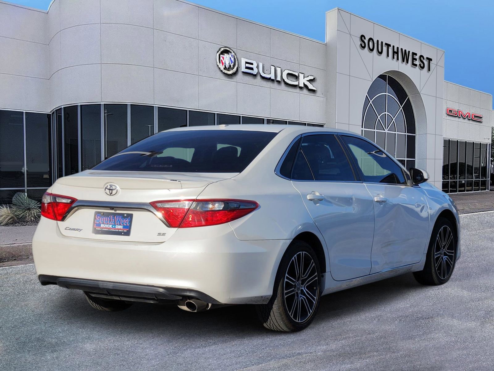 Used 2016 Toyota Camry SE image 5