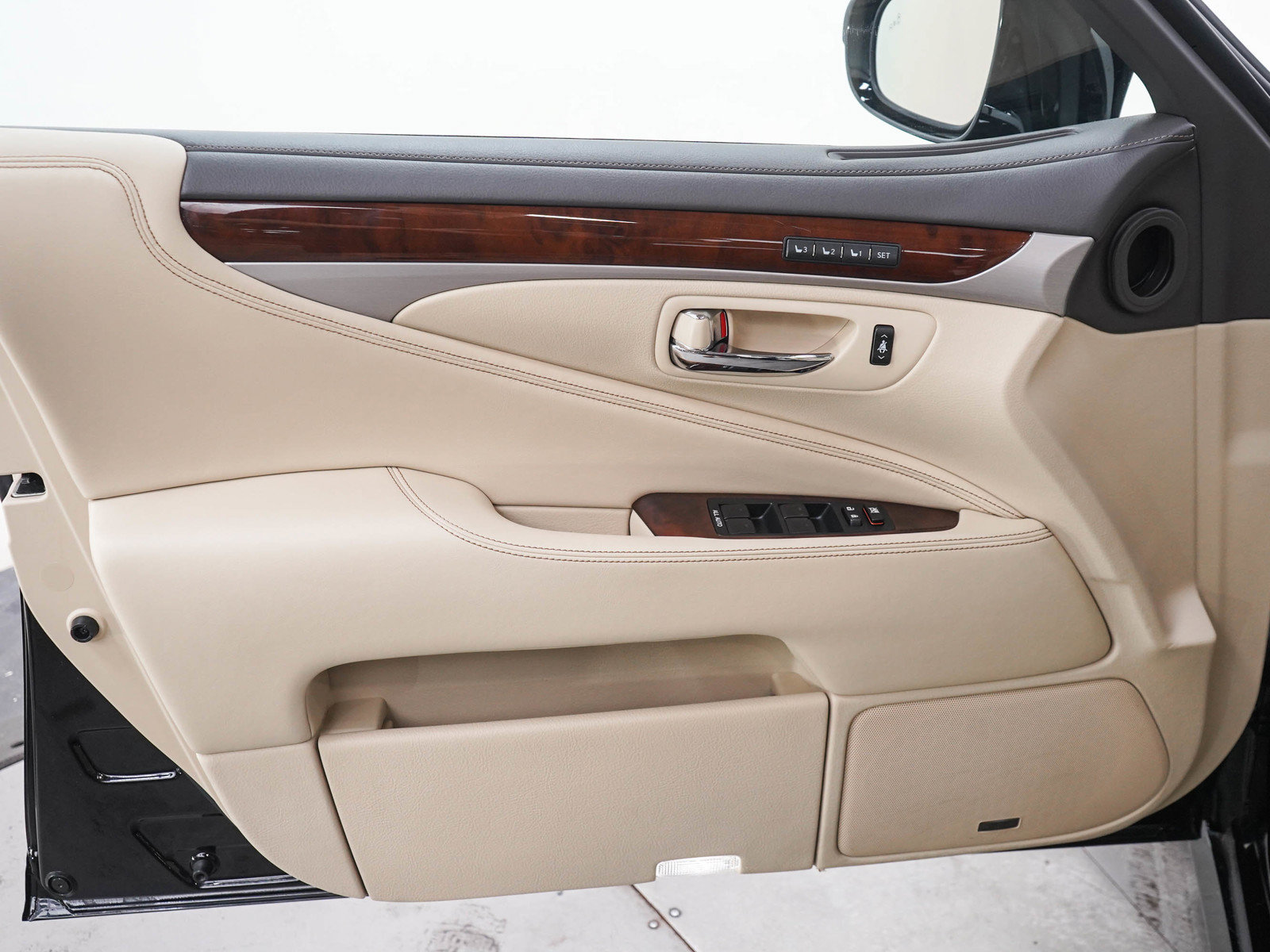 Used 2015 Lexus LS 460 w/ Comfort Package RWD image 18