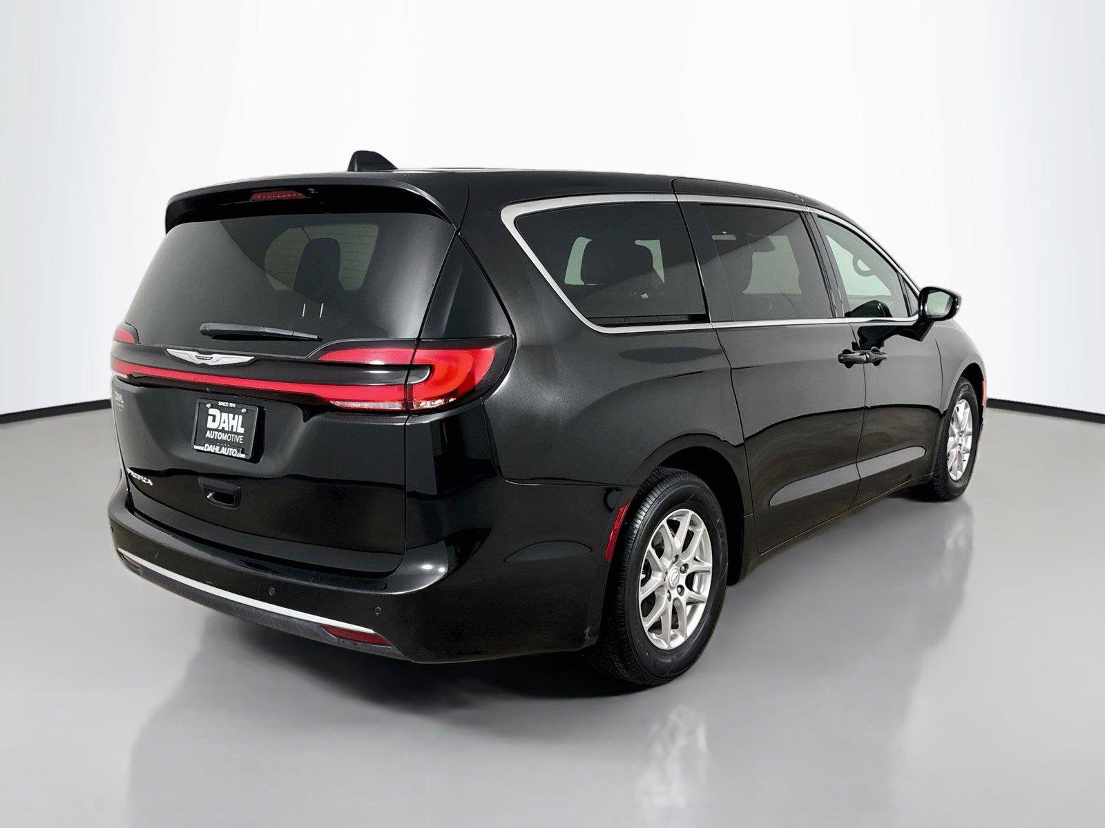 Used 2025 Chrysler Pacifica Select FWD image 13