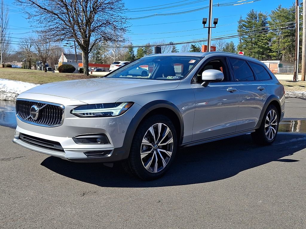 Used 2025 Volvo V90 B6 Cross Country Plus w/ Protection Package Premier image 3