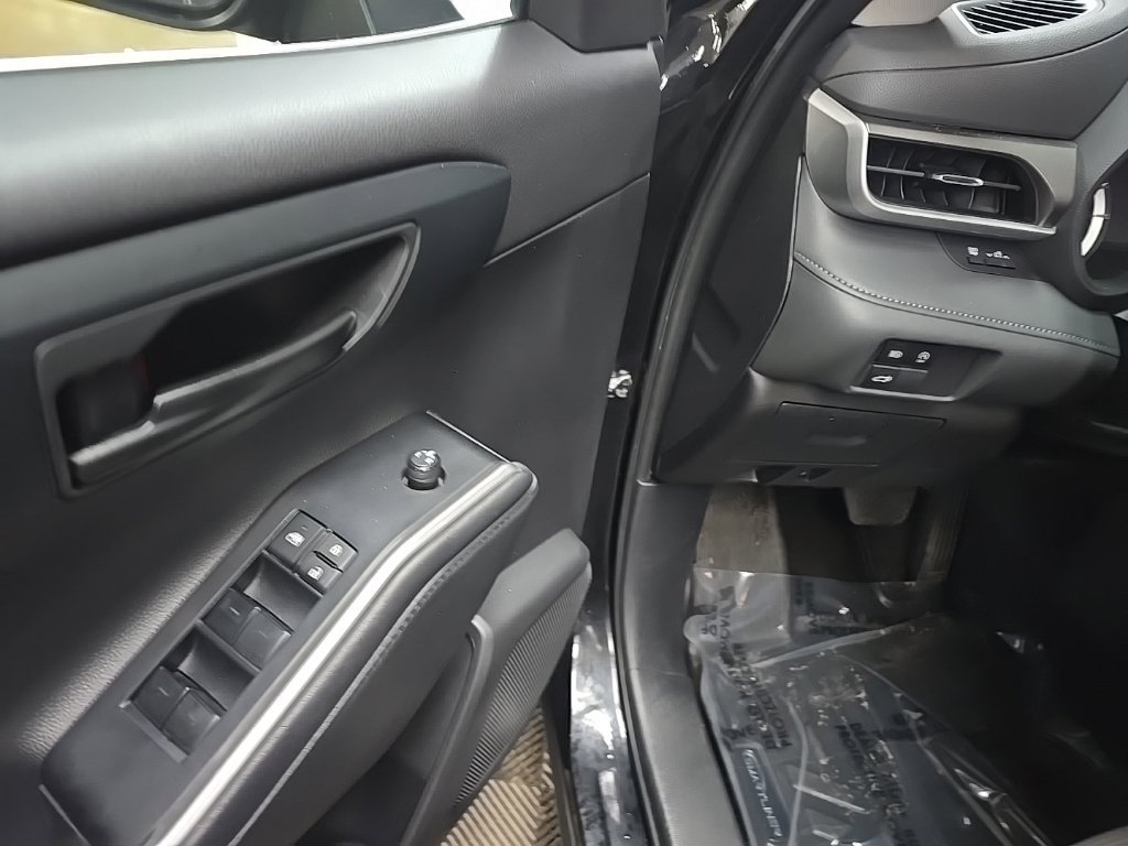 Used 2023 Toyota Highlander LE AWD/4WD image 27