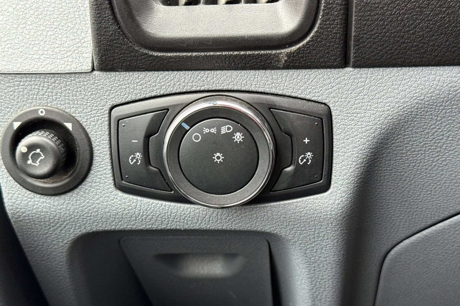 Used 2019 Ford Transit 150 XLT RWD image 28