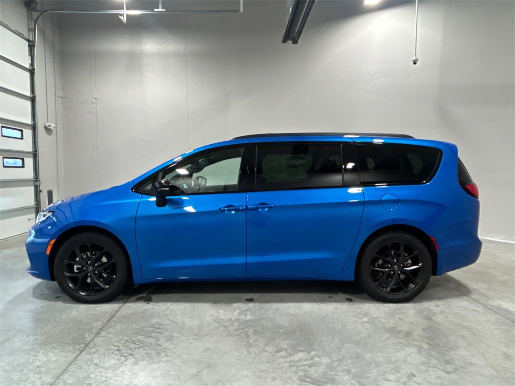 New 2026 Chrysler Pacifica Limited image 9