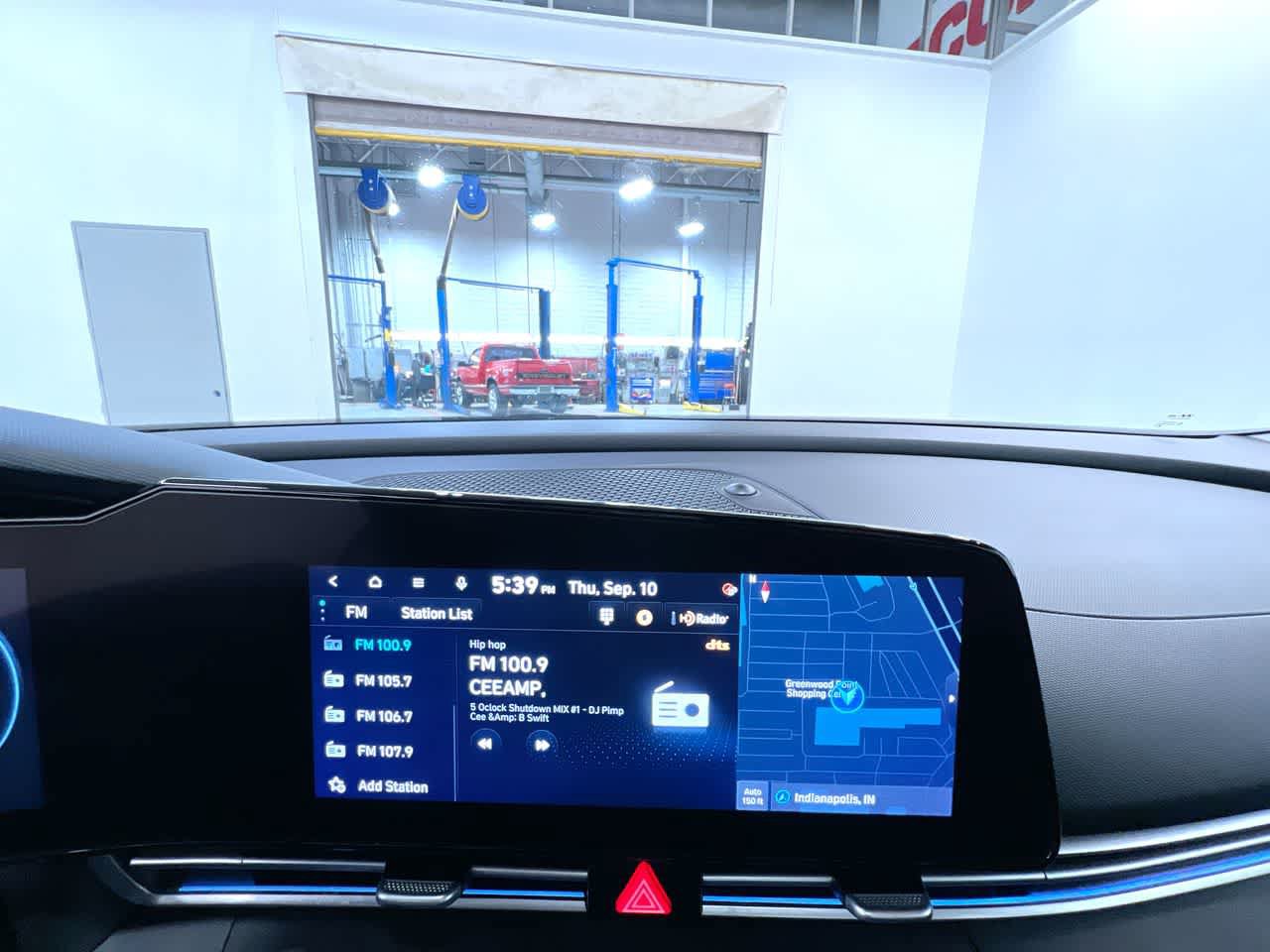 Used 2025 Hyundai Elantra SEL FWD image 28