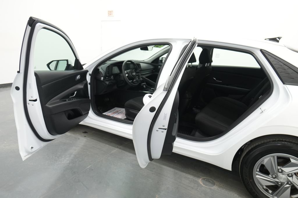 Used 2024 Hyundai Elantra SE FWD image 19