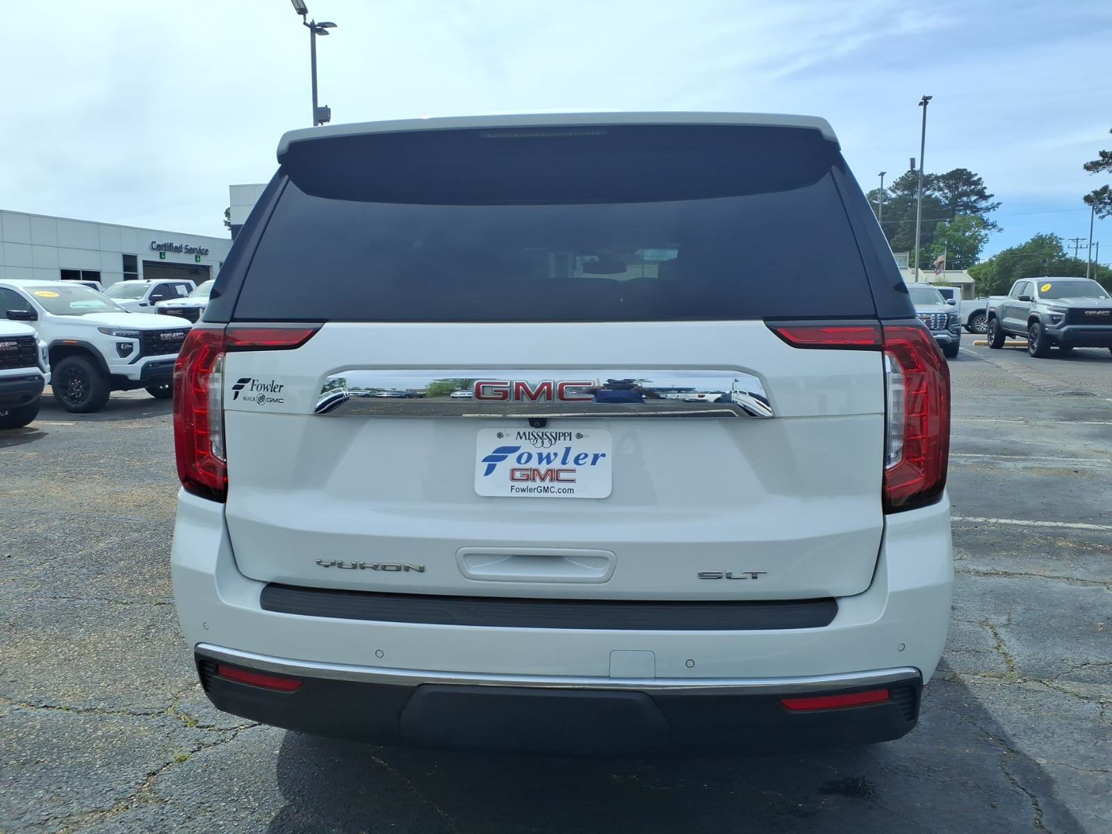 Used 2022 GMC Yukon SLT w/ SLT Premium Package image 4