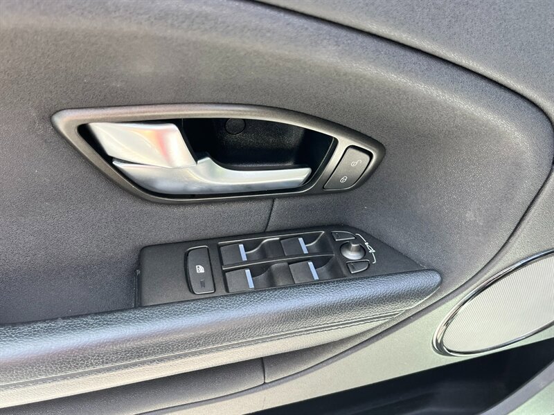 Used 2018 Land Rover Range Rover Evoque SE AWD/4WD image 16