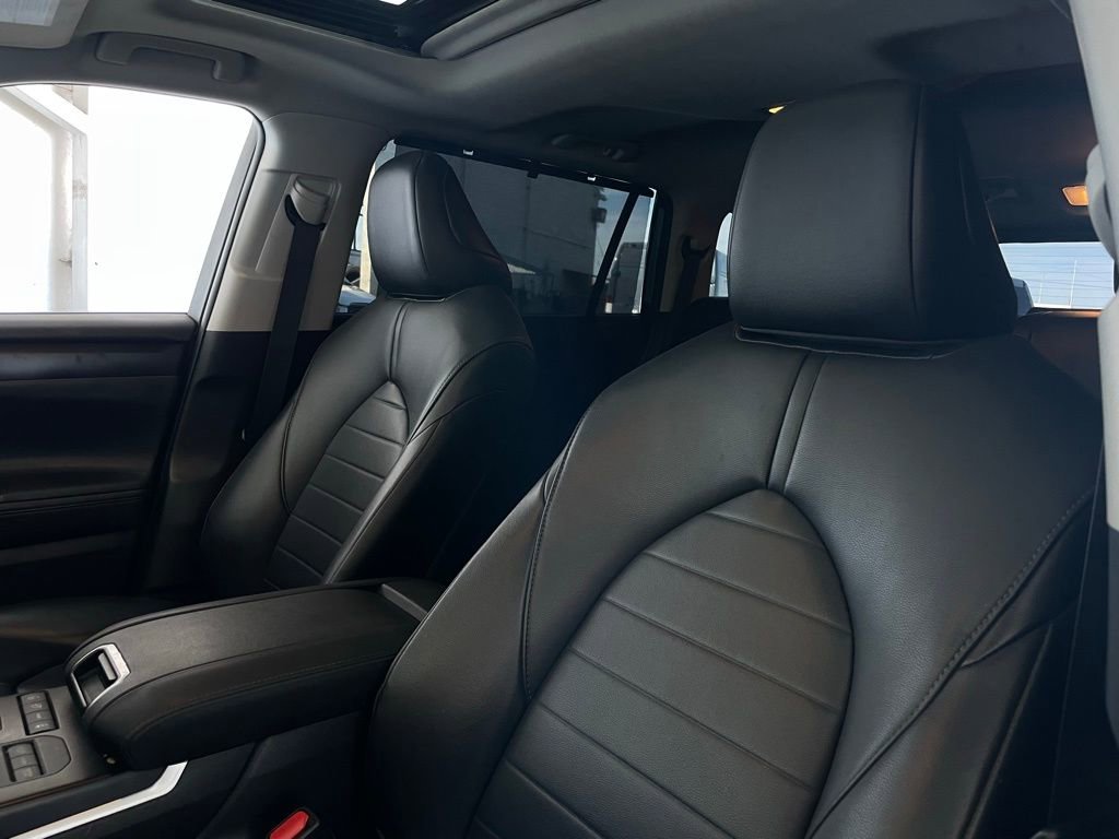 Used 2020 Toyota Highlander XLE image 16