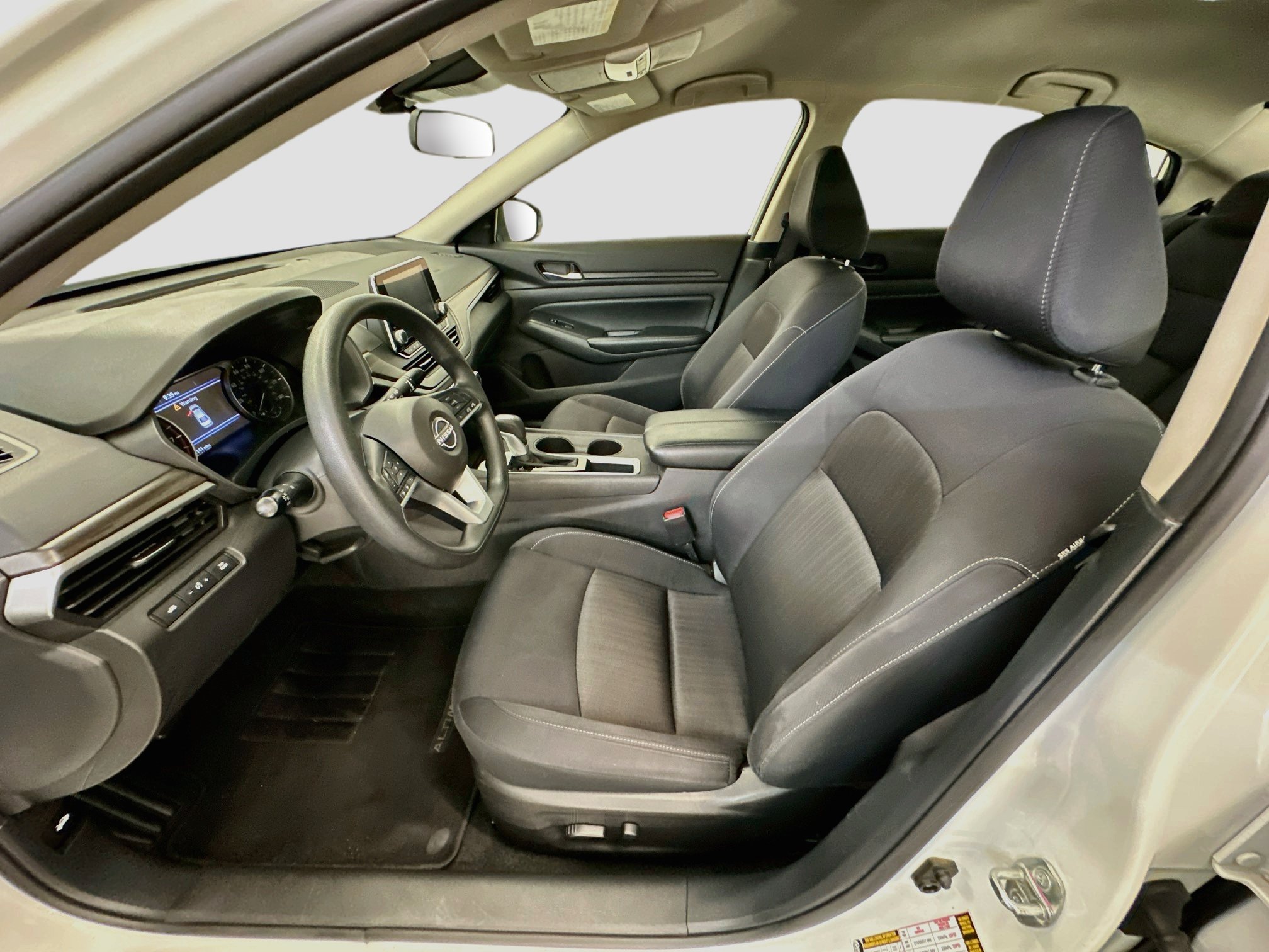 Used 2025 Nissan Altima 2.5 SV FWD image 13