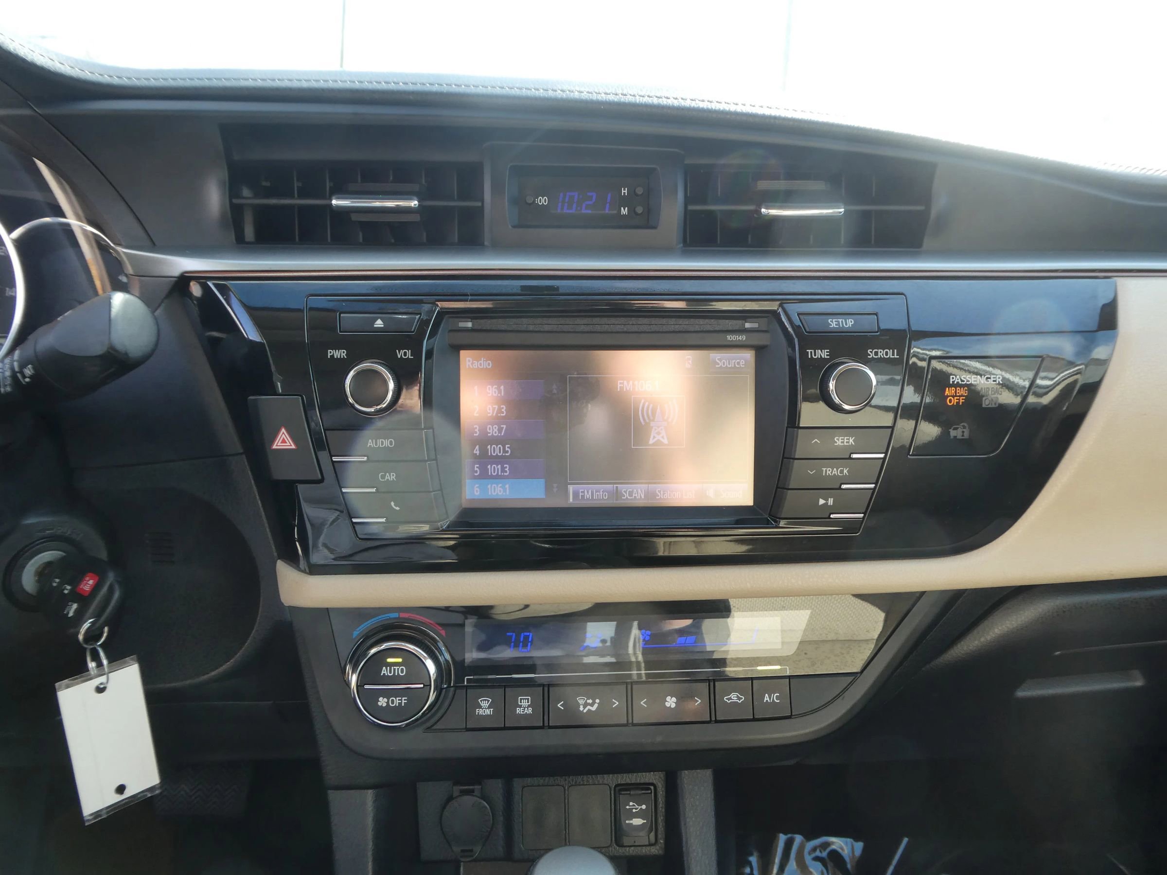 Used 2014 Toyota Corolla LE FWD image 19