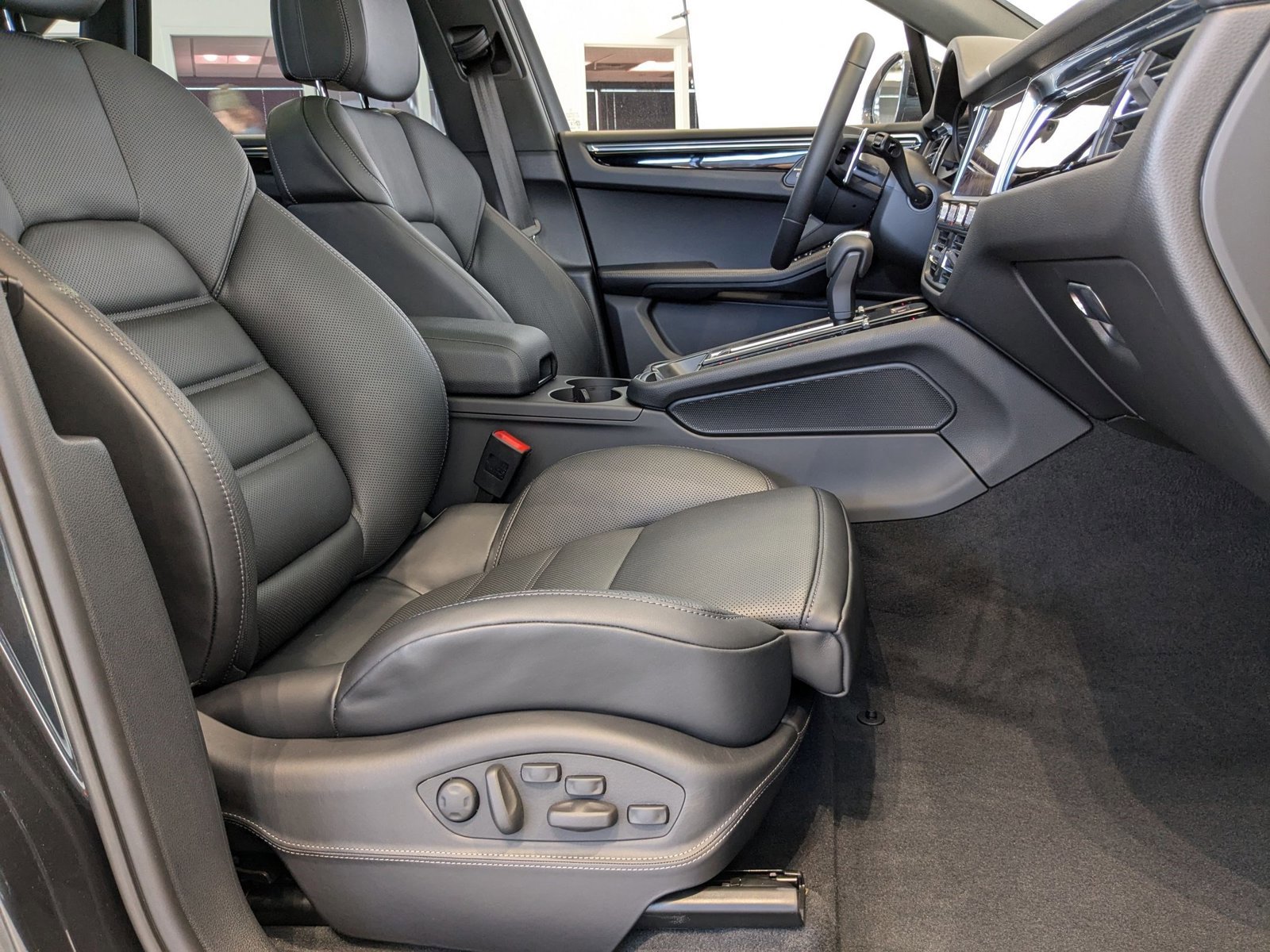 Certified 2025 Porsche Macan image 24