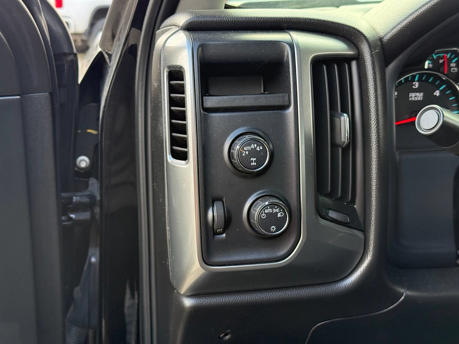 Used 2018 Chevrolet Silverado 1500 LT AWD/4WD image 22