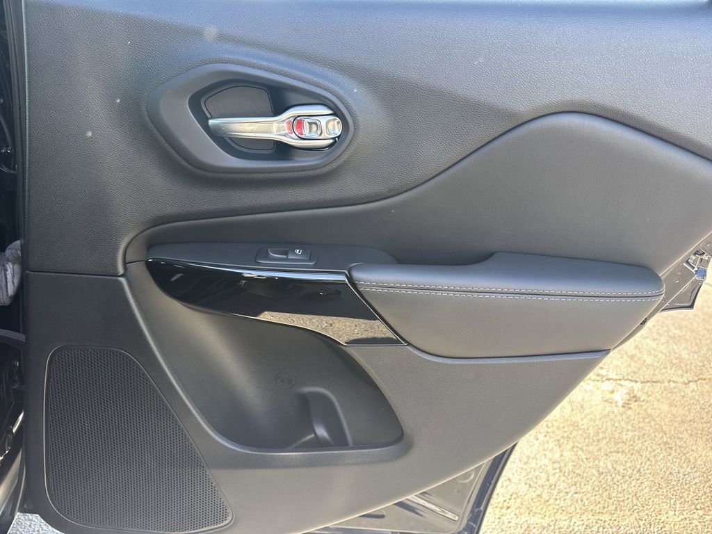 Used 2023 Jeep Cherokee Altitude Lux image 16