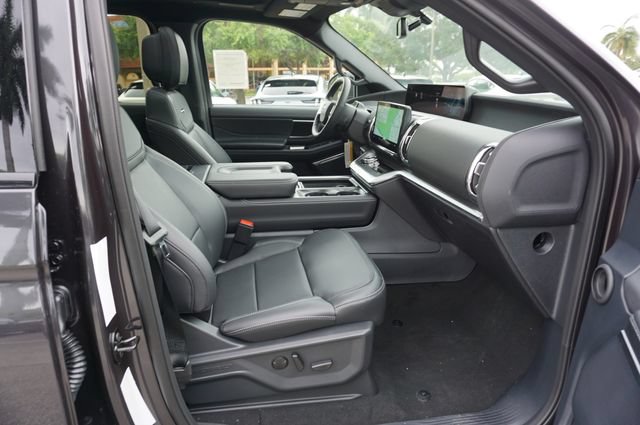 New 2026 Ford Expedition Platinum w/ Stealth Performance Package AWD/4WD image 3