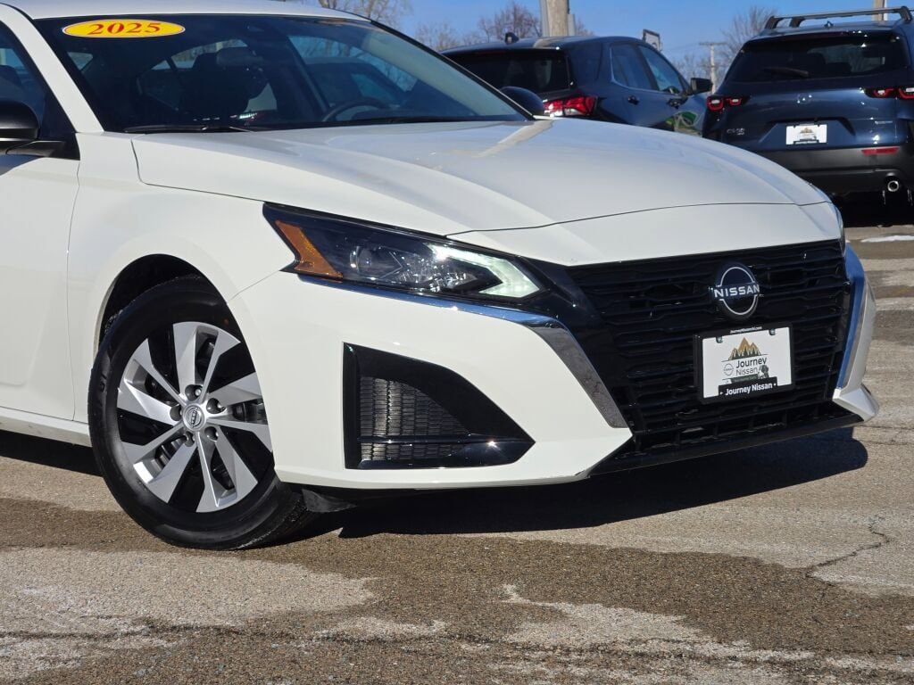 Used 2025 Nissan Altima 2.5 S FWD image 2