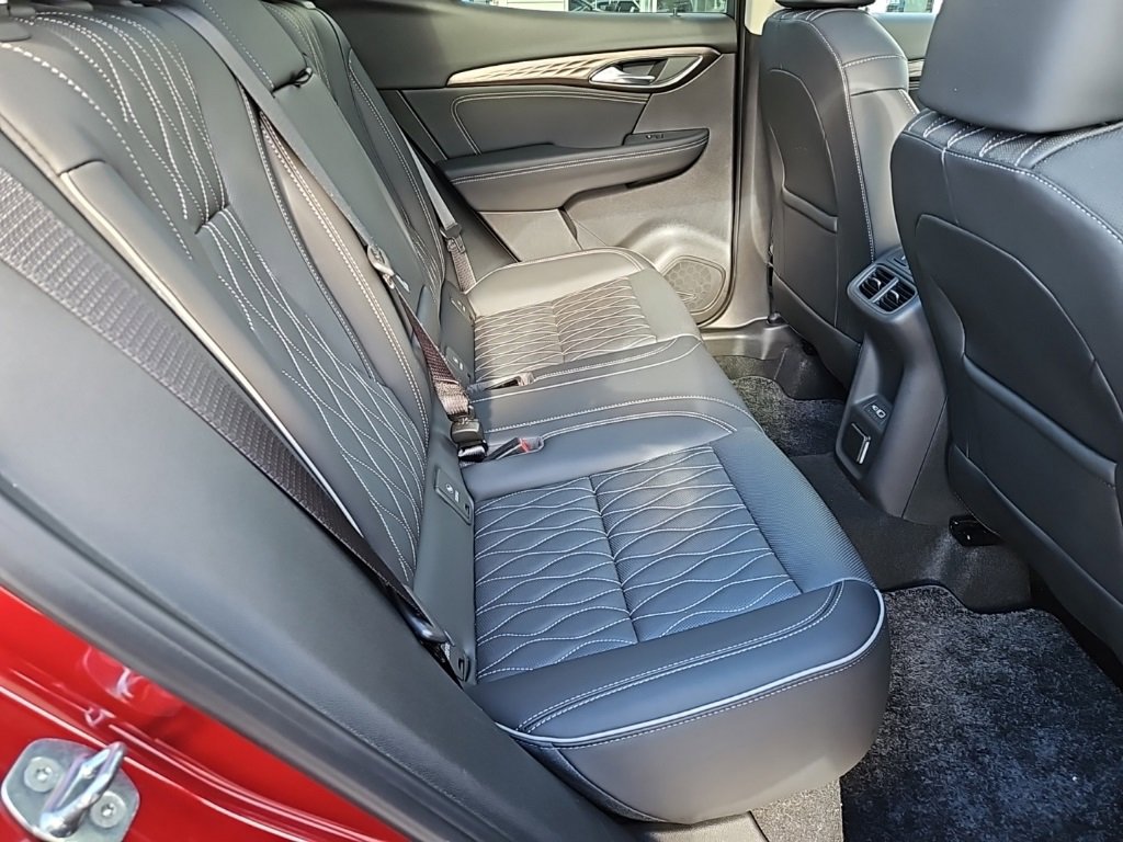 Used 2023 Buick Envision Avenir image 29