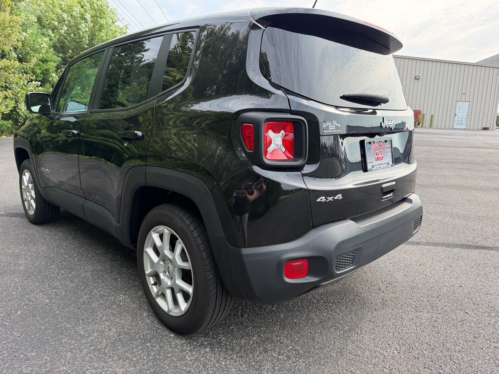Used 2023 Jeep Renegade Latitude AWD/4WD image 12