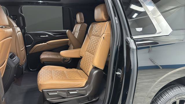 Used 2022 Cadillac Escalade ESV Premium Luxury AWD/4WD image 23