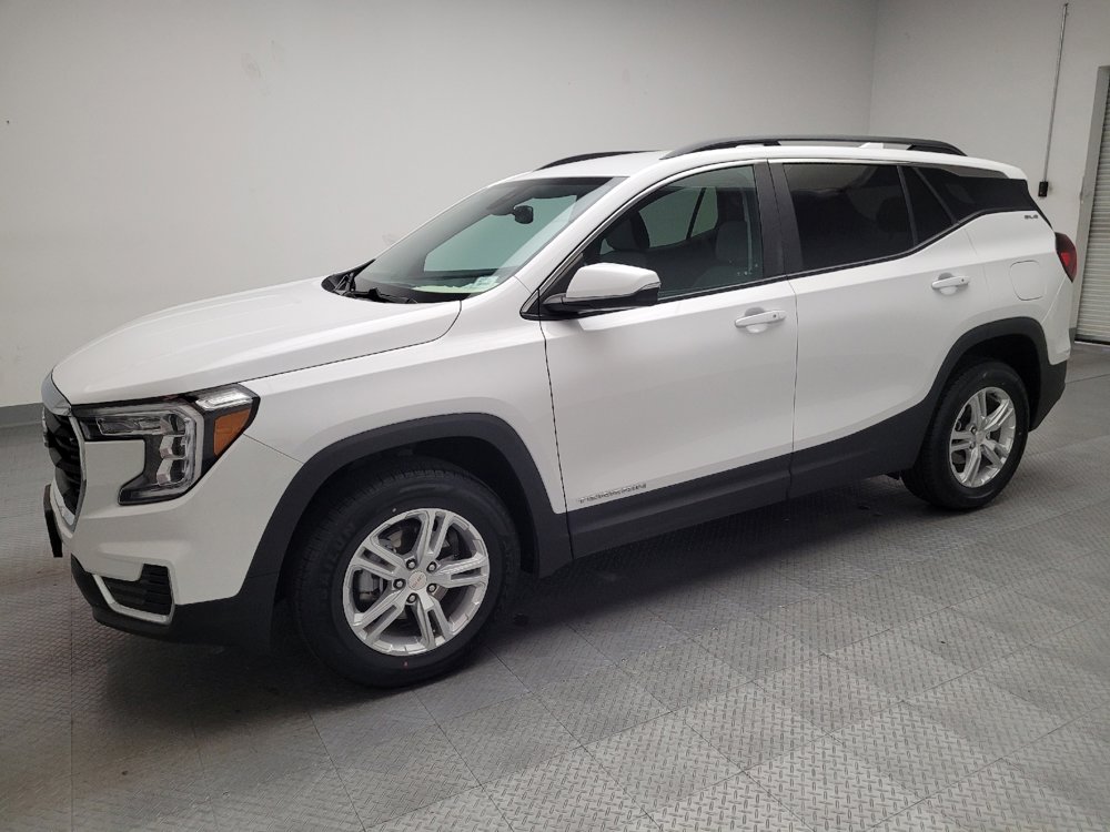Used 2023 GMC Terrain SLE w/ Driver Convenience Package image 2
