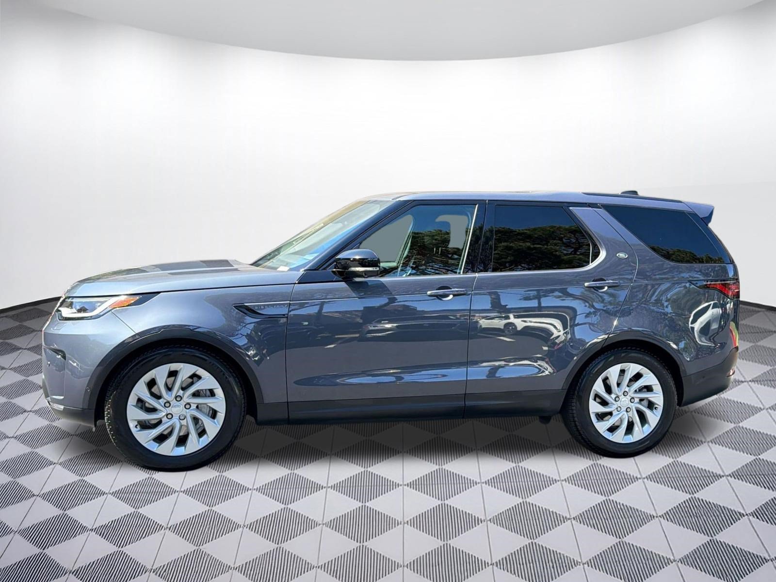 Certified 2025 Land Rover Discovery S AWD/4WD image 2