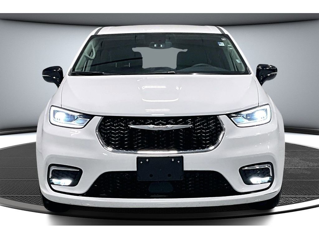 Used 2024 Chrysler Pacifica Touring-L image 4