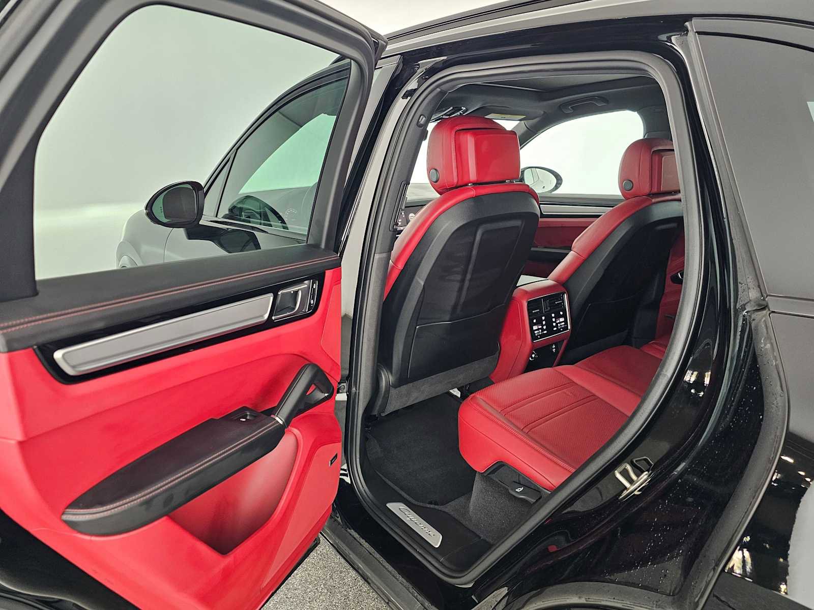 Used 2022 Porsche Cayenne Platinum Edition image 15