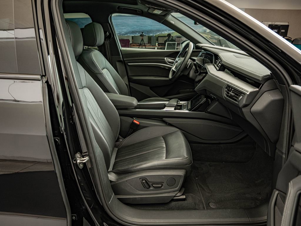 Used 2022 Audi e-tron Premium w/ Convenience Plus Package image 34