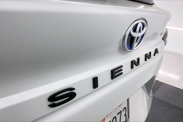 Used 2025 Toyota Sienna XLE image 32