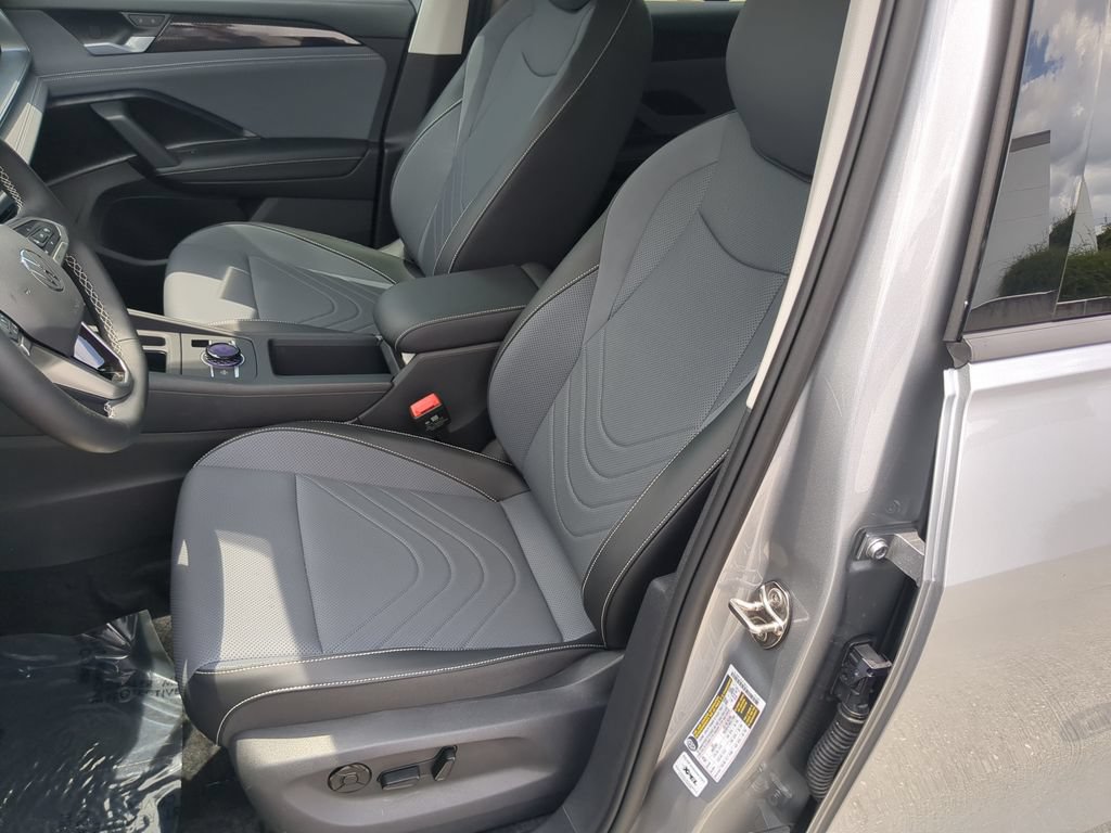 New 2026 Volkswagen Tiguan SE FWD image 19