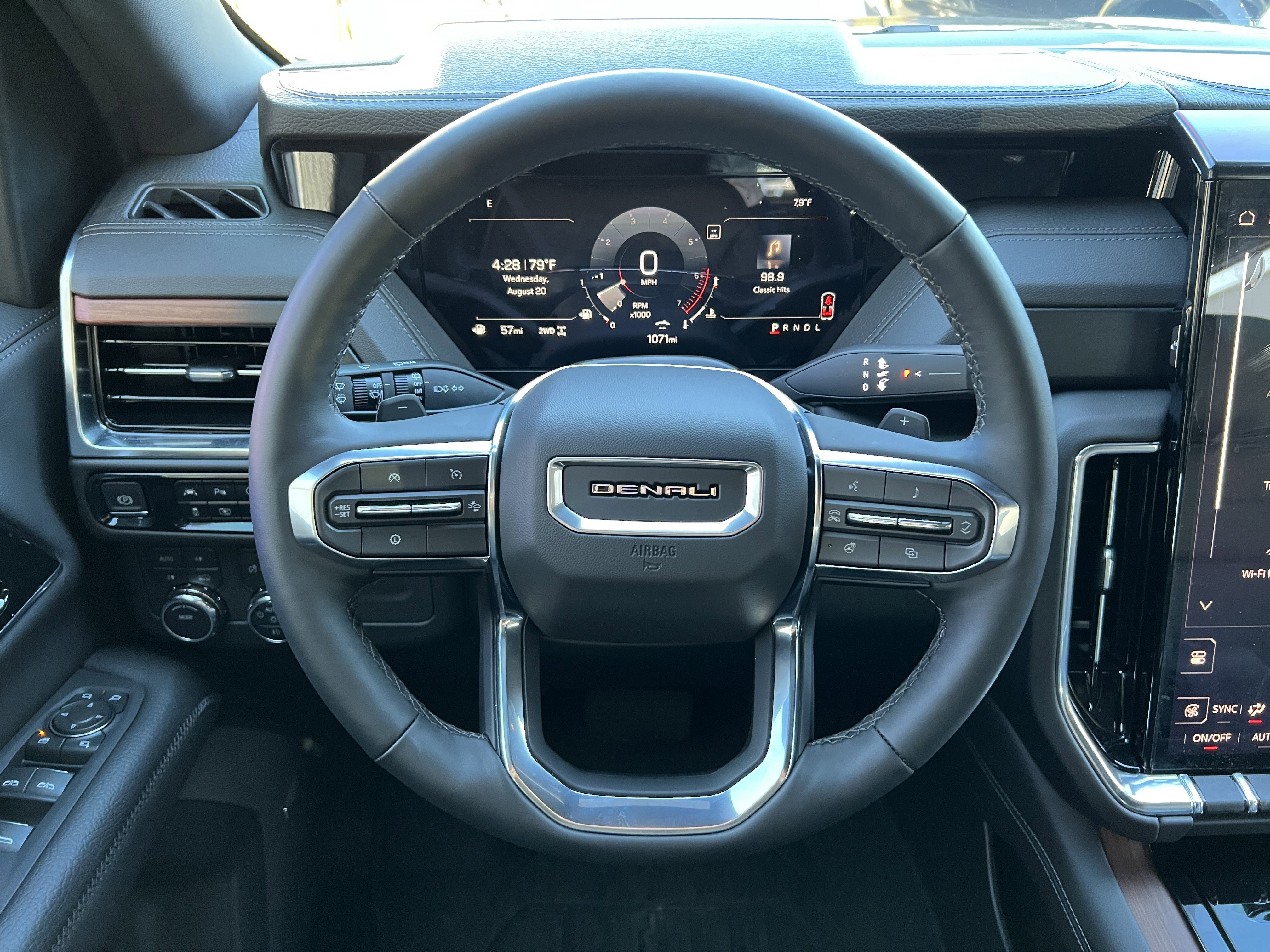 Used 2025 GMC Yukon XL Denali image 31