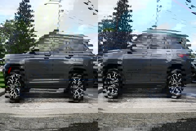 Used 2022 Jeep Grand Cherokee L Laredo image 8