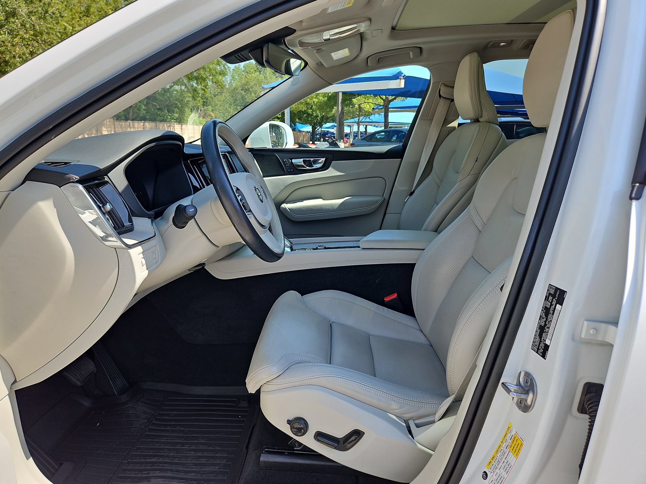 Used 2022 Volvo XC60 B5 Inscription w/ Advanced Package FWD image 9
