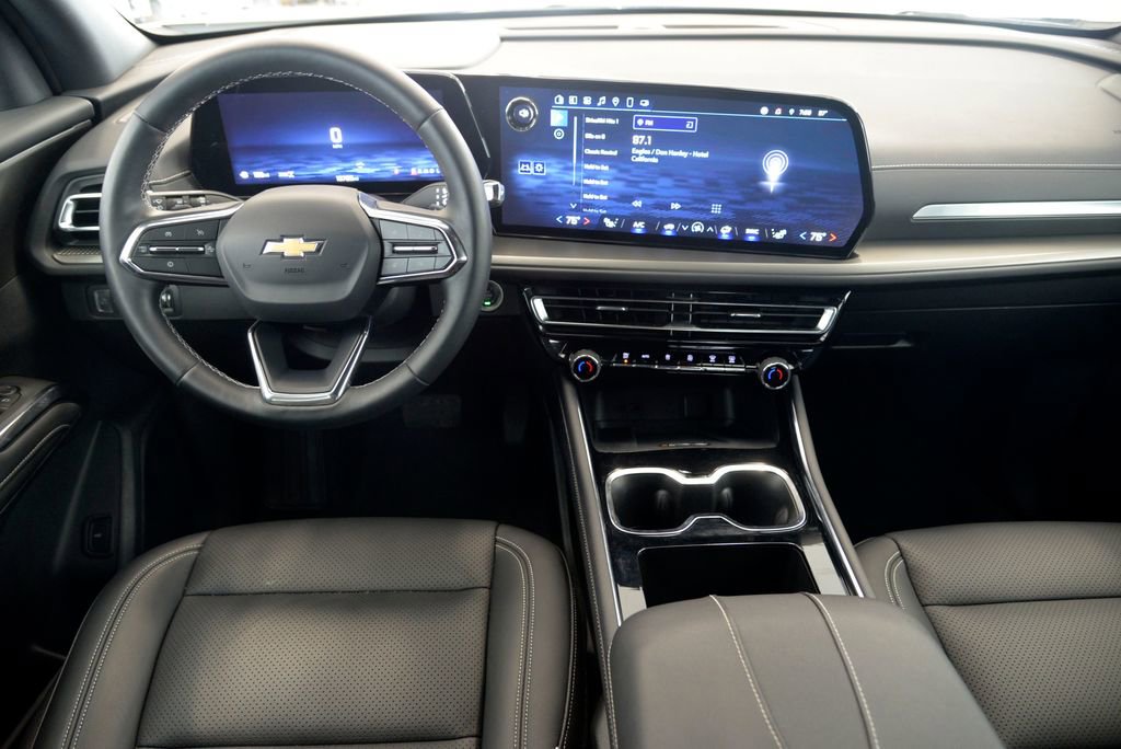 Used 2025 Chevrolet Traverse LT AWD/4WD image 17