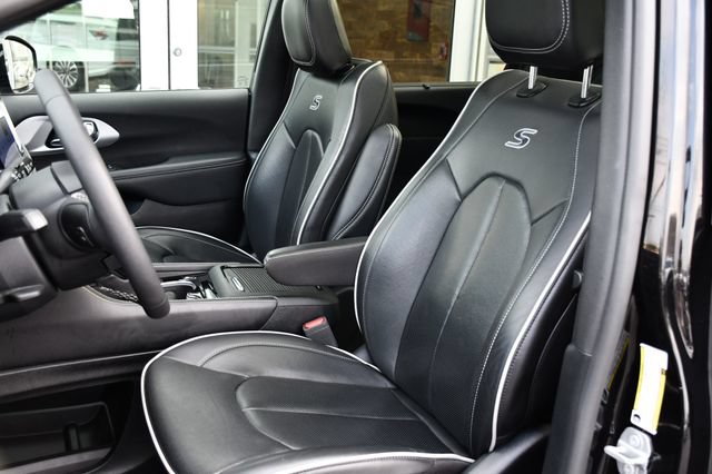Used 2025 Chrysler Pacifica Limited FWD image 17