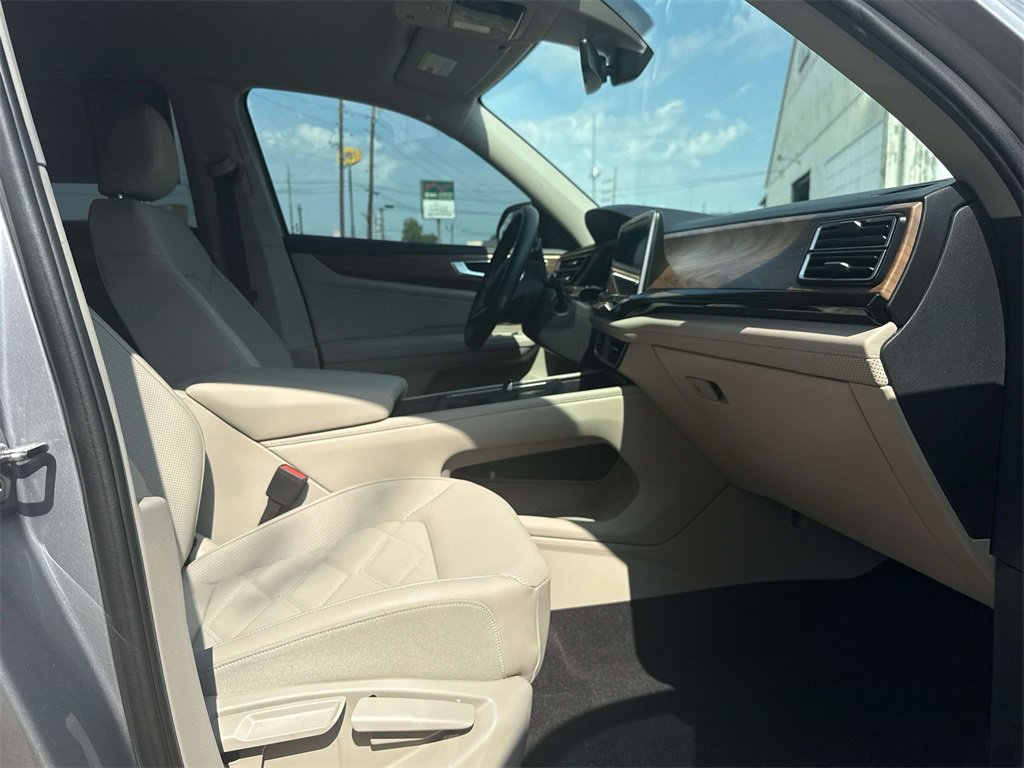 Used 2025 Volkswagen Atlas SE image 13