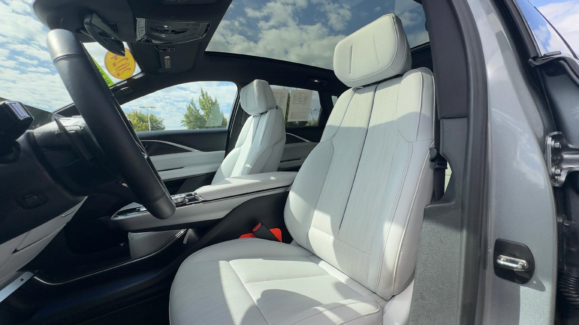Certified 2024 Cadillac Lyriq Luxury AWD/4WD image 4