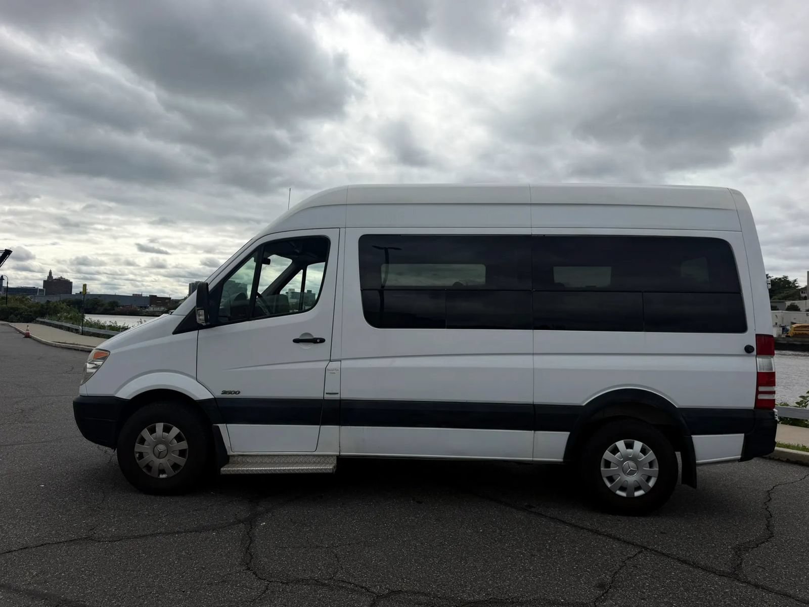 Used 2010 Mercedes-Benz Sprinter 2500 image 7