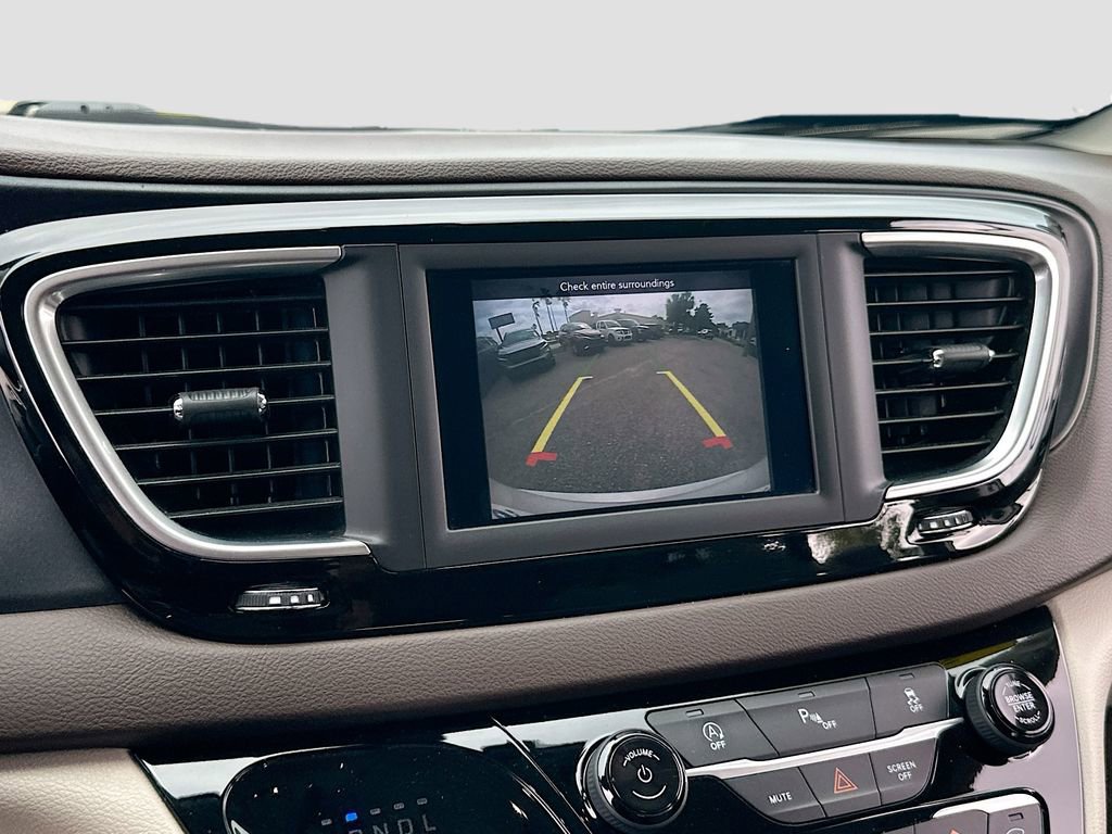 Used 2020 Chrysler Pacifica Touring image 13