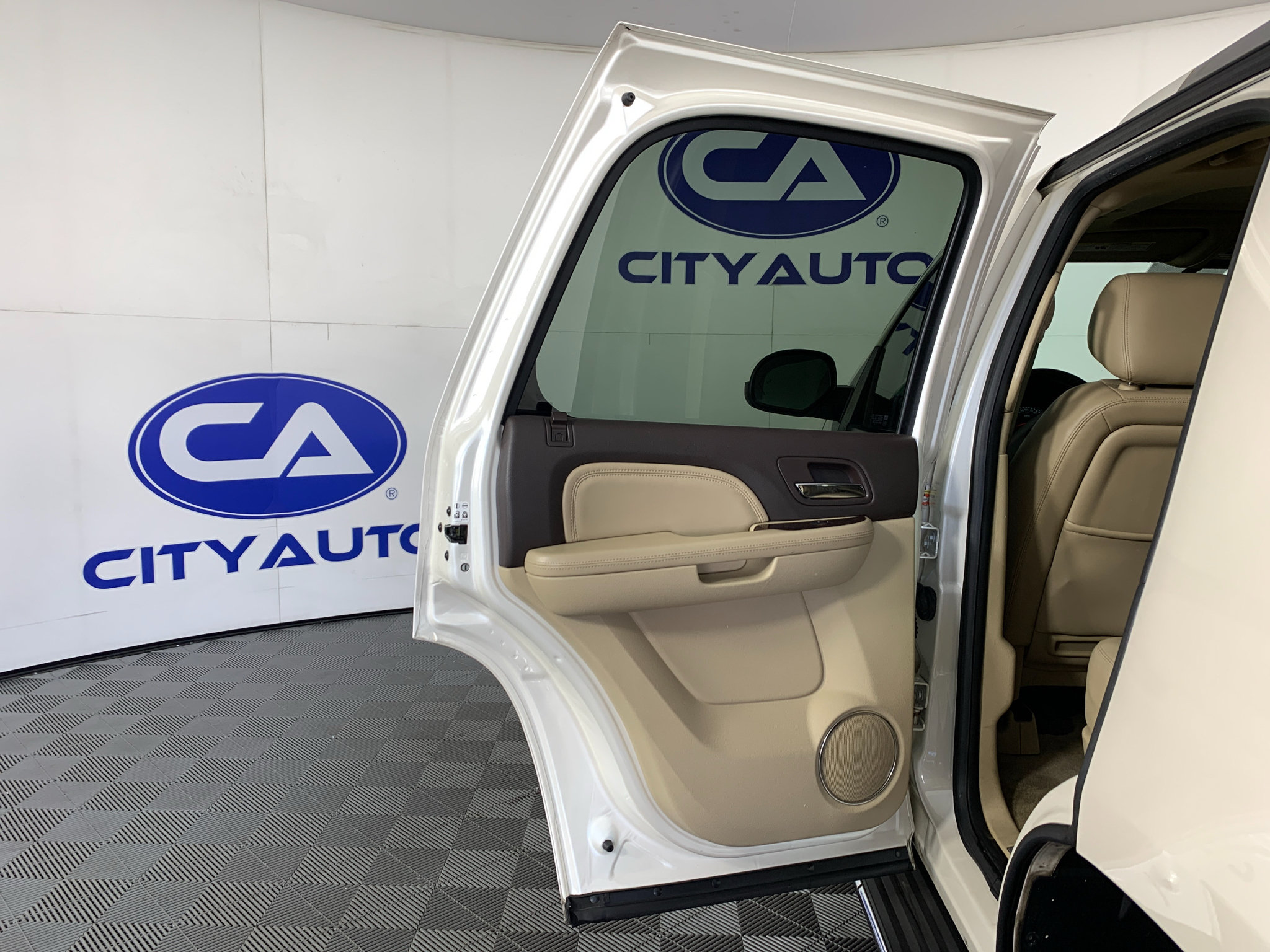 Used 2014 GMC Yukon Denali RWD image 29