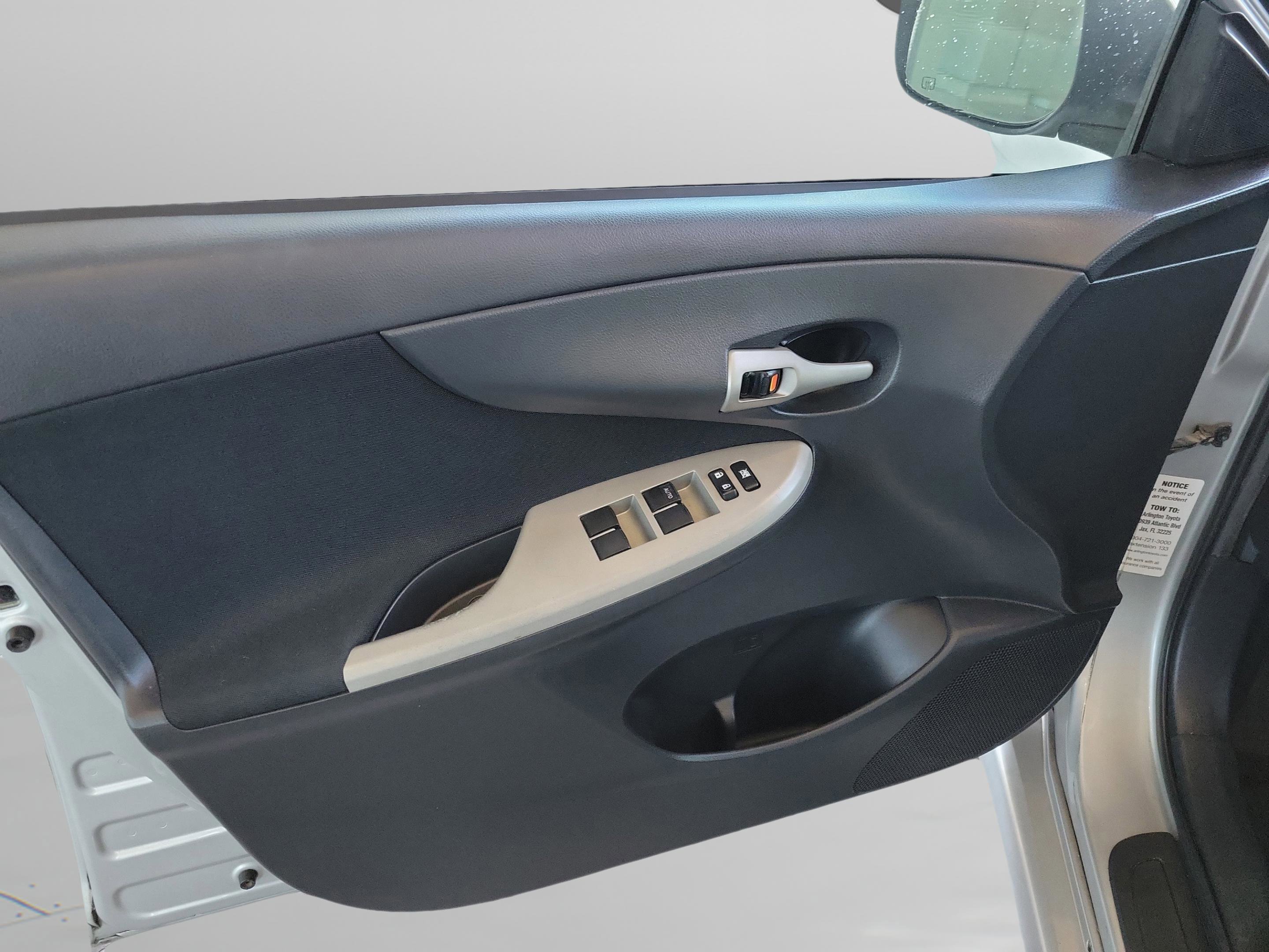 Used 2013 Toyota Corolla S image 28