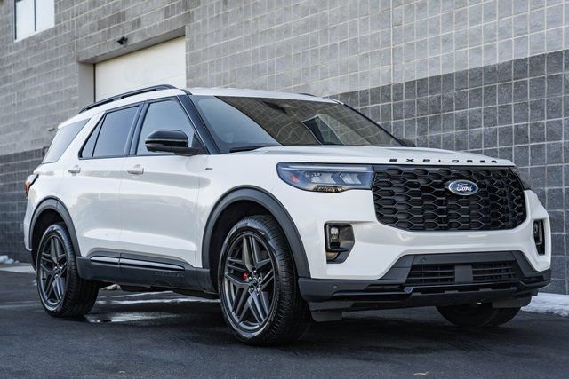 Used 2025 Ford Explorer ST-Line w/ ST-Line Street Pack image 2