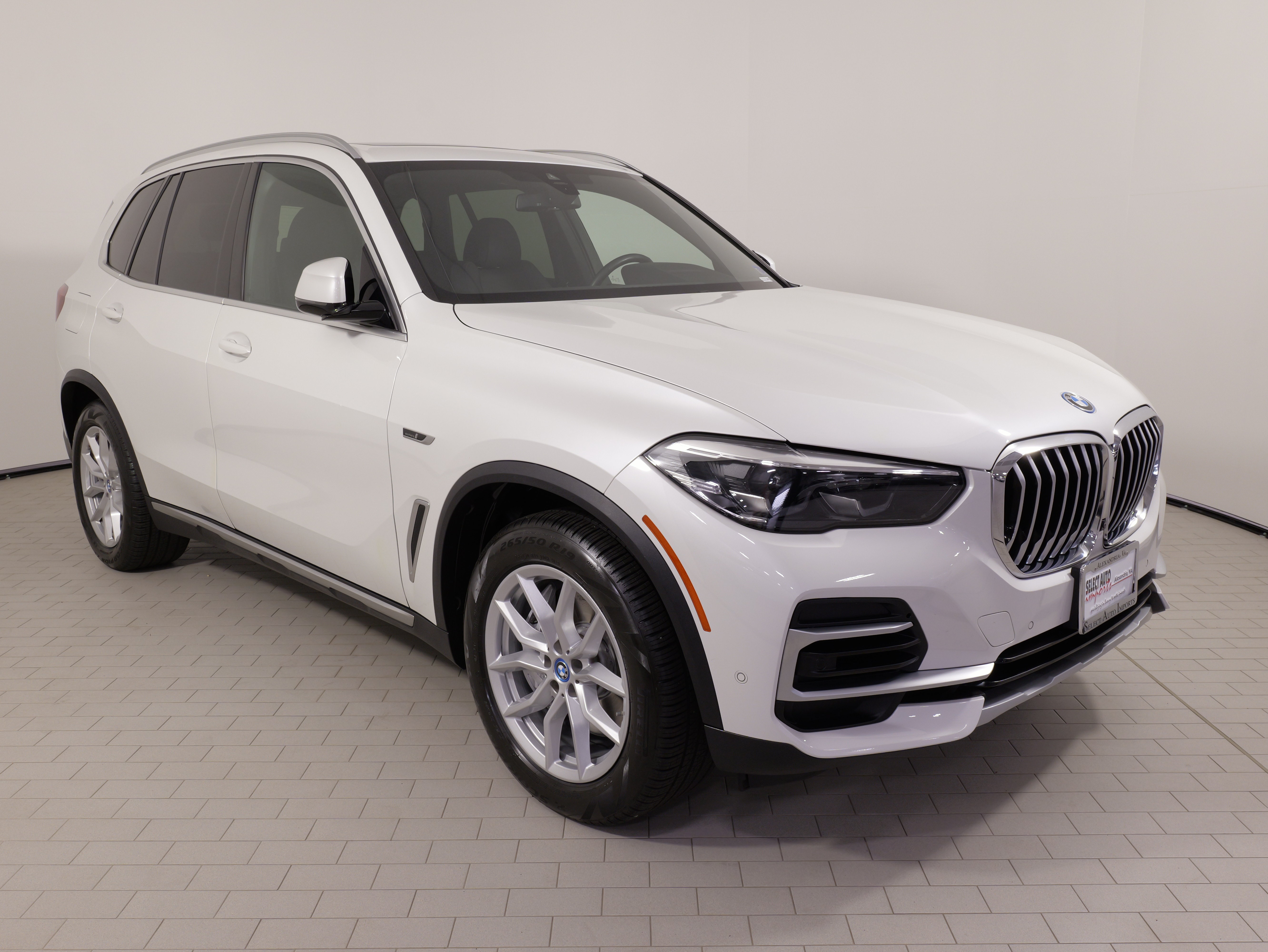 Used 2022 BMW X5 xDrive45e w/ Parking Assistance Package AWD/4WD image 8